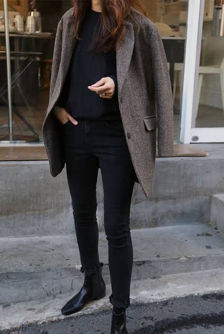 Fall Fashion French, Masculine Chic Fashion, Minimal Classic Style Winter, Minimalist Outfits Women Street Styles, Minimalisticky Chic, French Minimalist Style, Street Style Minimalist, Classic Minimalist Style, Interesting Style