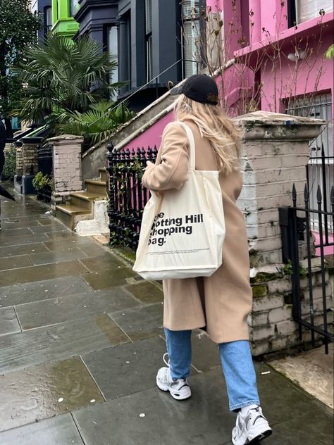 Outfit for a rainy day in london, notting hill. London streetwear, casual streetwear, peacoat, sneakers, tote bag, baseball hat, new balance Rainy Day London Outfit, The Notting Hill Shopping Bag, London Rainy Day Outfit, London Photo Ideas, London Streetwear, Street Shoot, Day In London, London Boy, Notting Hill London