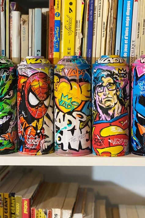 Graffiti Art Room Ideas, Marker Pop Art, Graffiti House Decor, Spray Paint Can Art, Posca Graffiti Art, Grafitti Art Ideas Design, Graffiti Drawing Ideas Street Art, Street Style Drawing, Spray Paint Art Ideas