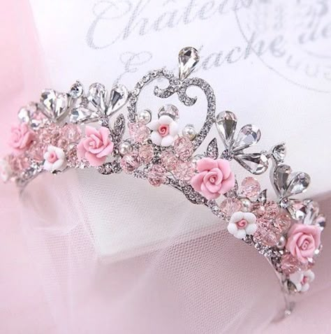 Карона ллюбви Princess Life, Quinceanera Crown, Crown Aesthetic, Pink Crown, Beautiful Tiaras, Floral Rosa, Makijaż Smokey Eye, Headband Tiara, Floral Headpiece