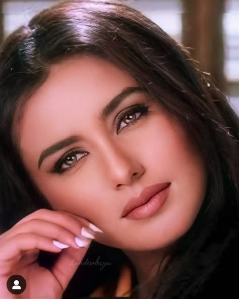 Rani Mukerji 90s, Ayesha Jhulka, Rich Girl Outfit, Rani Mukherji, Bollywood Theme, Rani Mukherjee, Pretty Celebs, Rani Mukerji, 90s Makeup