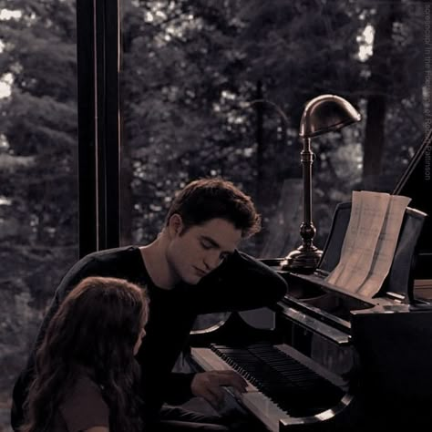 Twilight Fandom, Twilight Renesmee, Rosalie Hale, Twilight Saga Series, Robert Pattinson Twilight, Play The Piano, Twilight Breaking Dawn, Twilight Edward, Breaking Dawn Part 2