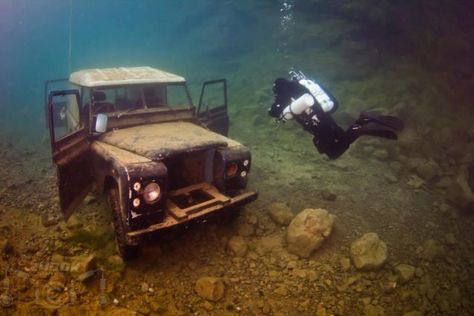 This Old Land Rover Commercial Is The Most Serious Thing I've Ever Seen Old Land Rover, Professional Soccer, Land Rovers, Dandy, Soccer Players, Military Vehicles, Land Rover, Jeep, Tumblr