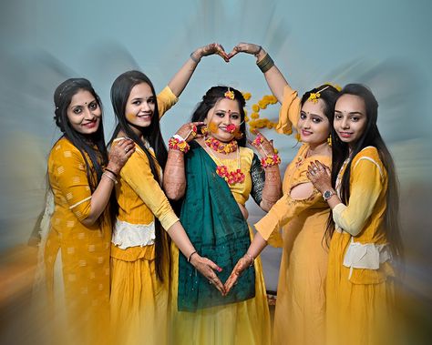 Wedding Haldi Photoshoot With Sister, Haldi Ceremony Pictures, Haldi Bride Poses With Sister, Mehendi Group Photos, Haldi Ceremony Group Photos, Haldi Poses For Bride's Sister, Haldi Poses With Sister, Birde Haldi Pose, Haldi Rasam Photography