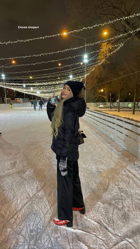 Skate Aesthetic Outfits, Christmas Lights Photoshoot, Mode Au Ski, Ice Skating Pictures, Ice Skating Outfit, Skating Aesthetic, People Having Fun, Skate Girl, Travel Pictures Poses