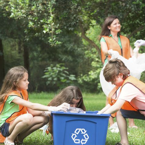 Earth Day activity for families: How to clean up a park Plant Giveaway, Birthday Budget, Earth Day Party, Make A Difference Day, Earth Day Activity, Eco Friendly Swaps, Clean Up Day, Day Planning, Kids Play Toys