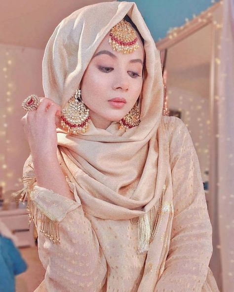 Hijab Designs For Wedding, Hijab For Saree, Hijab On Saree, Saree With Hijab Ideas, Saree With Hijab, Hijab Styles For Party, Wedding Hijab Styles, Bridal Hijab Styles, Trendy Cocktail Dresses