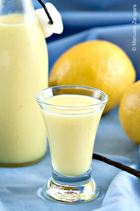 Limoncello Homemade, Homemade Liqueur Recipes, Limoncello Recipe, Homemade Limoncello, Homemade Alcohol, Homemade Liquor, Liquor Recipes, Moonshine Recipes, Liqueurs Recipes