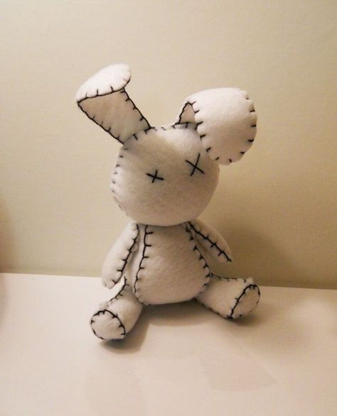 White Rabbit Plush, Quilled Creations, Sewing Stuffed Animals, Pola Sulam, Sewing Toys, Felt Diy, Felt Dolls, Felt Toys, White Rabbit