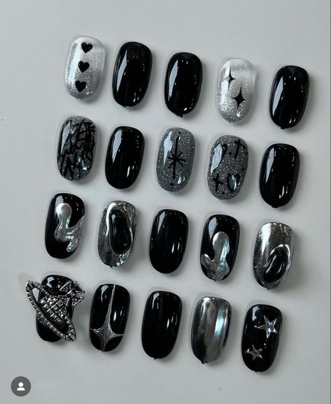 nails, nails idea, nails inspo, gel nails, acrylic nails, nail design, blue nails, nail extension, grunge nails, grunge aesthetic, chrome nail, chrome, dark naim Classy Almond Nails, Fake Nails Designs, Asian Nails, Punk Nails, Simple Gel Nails, Grunge Nails, Pretty Gel Nails, Soft Nails, White Nail