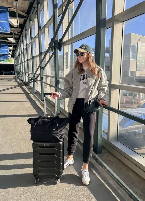 My Favorite Winter Airport Outfits | Classy & Comfy [2024] Airport Cozy Outfit, Fall Airport Outfit Comfy, Airport Outfit Spring 2024, Comfy Airport Outfit Aesthetic, Leggings Airport Outfit, Outfit Ideas For Airport, Travel Comfy Outfit, Simple Airport Outfit, Airport Looks Women