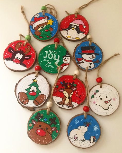 Wood Slice Painting Ideas, Wood Slice Painting, Bandsaw Box, Painting Ideas For Beginners, Painted Christmas Ornaments, Christmas Wood Crafts, Wood Slice Ornament, Wood Christmas Ornaments, Wooden Christmas Ornaments