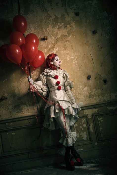 Pennywise Photoshoot, Cool Phone Backgrounds, Backgrounds For Girls, It Cosplay, 4k Phone Wallpapers, It 2017, Pennywise The Dancing Clown, Night Circus, Horror Movie Icons