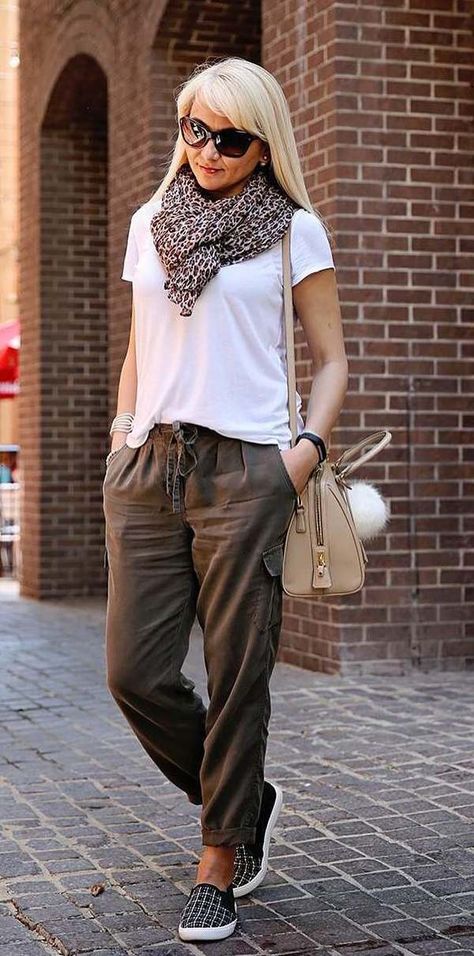 What to Wear with Olive Green Pants (Complete Guide for Women) Olive Jogger Outfits Women, Women Green Cargo Pants Outfit, Womens Utility Pants Outfit, Olive Green Cargo Pants Outfit Summer, Harlem Pants Outfit, Army Green Joggers Outfits, Olive Joggers Outfit, Olive Green Jeans Outfit, Cargo Joggers Outfits Women