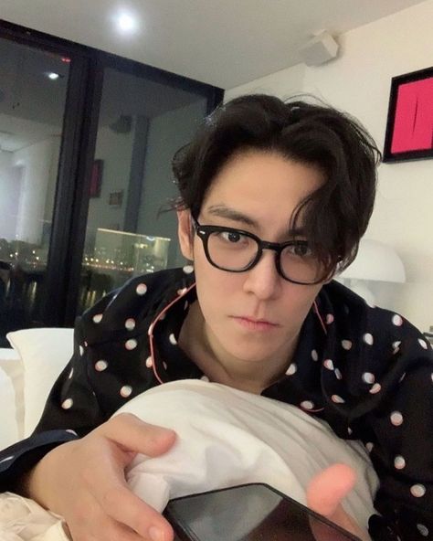 Big Bang's T.O.P shows off his new glasses and long bangs in latest update Bigbang Top, Choi Seunghyun, Gu Family Books, Top Choi Seung Hyun, Big Bang Top, Gd Bigbang, 19 August, G-dragon, Tøp Aesthetic