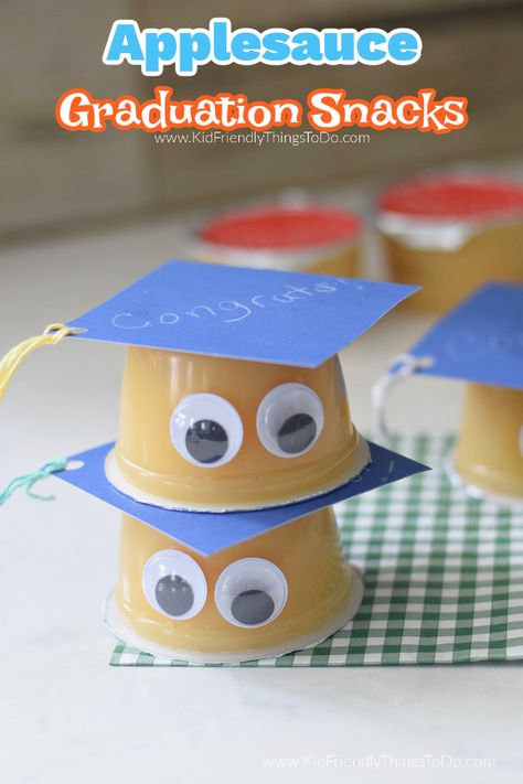 applesauce graduate craft Kindergarten Graduation Snacks, Kindergarten Graduation Food Ideas, Kindergarten Party Food, Preschool Graduation Treats, Diy Kindergarten Graduation Gifts, Graduation Party Ideas Preschool, Daycare Graduation Ideas, Kindergarten Graduation Ideas Party, Graduation Snack Ideas