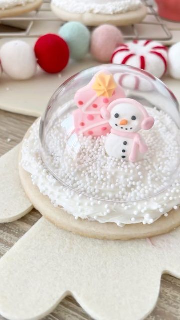 l i n z y ✌🏼 on Instagram: "Snow globe cookies ⛄️ 🎄 All you need for these is sugar cookies, frosting, sprinkles (optional), cupcake toppers and the plastic globes (linked what I used). These are so fun for parties and so simple to make. You could do store bought cookie dough, purchase premade cookies from the bakery or make them from scratch. I’ll link my favorite sugar cookie recipe in stories! #kids #recipes #snowglobecookies #christmas2023" Sugar Cookies Frosting, Snow Globe Cookies, Globe Cookies, Snowglobe Cookies, Snow Globe Cupcakes, Cookies Frosting, Christmas Cookie Party, Holiday Cupcakes, Buy Cookies