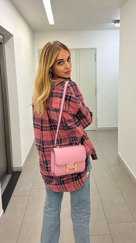 Pink Shoulder Bag Outfit, Hermes Constance Bag, Chiara Ferragni Style, Shoulder Bag Outfit, Hermes Style, European Girls, Photography Posing Guide, Hermes Constance, Material Girls