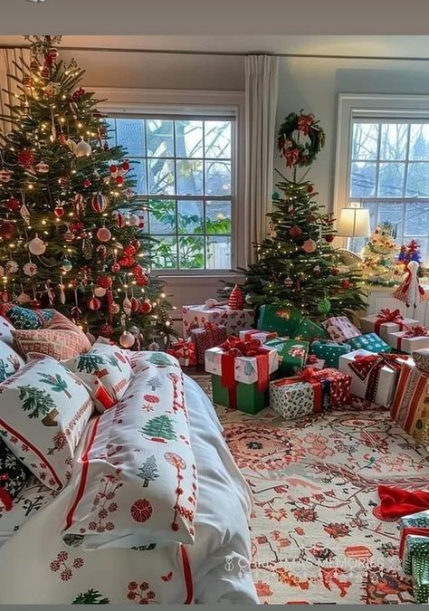 Christmas Dreaming, Christmas Decor Inspiration, Christmas Themes Decorations, Christmas Interiors, Christmas Decorations Bedroom, Christmas Feeling, Christmas Bedroom, Warm Christmas, Christmas Room