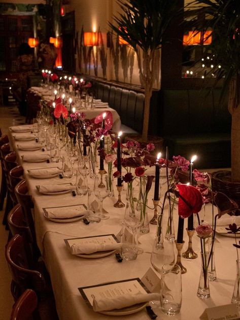 Event Decor Aesthetic, Flower Table Setup, Gala Dinner Decoration Events, Red Dinner Aesthetic, Red Themed Dinner Party, New York Dinner Party, Moody Dinner Party Aesthetic, Satc Birthday Party, Nye Table Setting