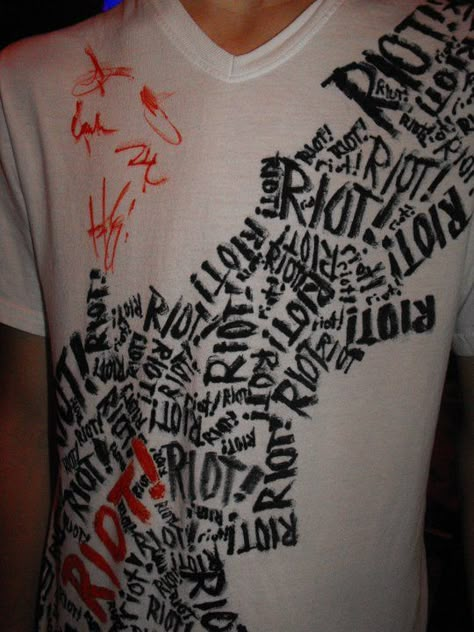 Riot! Paramore Shirt signed by band members Hayley Williams, Jeremy Davis, Taylor York, and former members Josh and Zac Farro Paramore Shirt Design, Riot Paramore, Diy Band Shirt, Paramore Aesthetic, Paramore Merch, Grunge Boy Style, Paramore Shirt, Paramore Hair, 5sos Concert Outfit