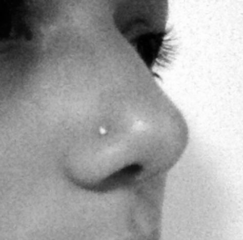 Small crystal nose piercing Aesthetic Piercings Nose, Aesthetic Nose Pericings, Small Nose Piercing Stud Aesthetic, Stud Nose Piercing Aesthetic, Nose Piercings Aesthetic, Small Stud Nose Piercing, Small Nose Stud, Aesthetic Nose Piercing, Tiny Nose Piercing