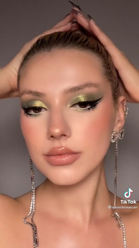 Makeup Verde, Maquillage On Fleek, Prom Eye Makeup, Diy Craft Ideas, Green Makeup, Dramatic Makeup, Gold Makeup, Edgy Makeup, Makeup Eye Looks