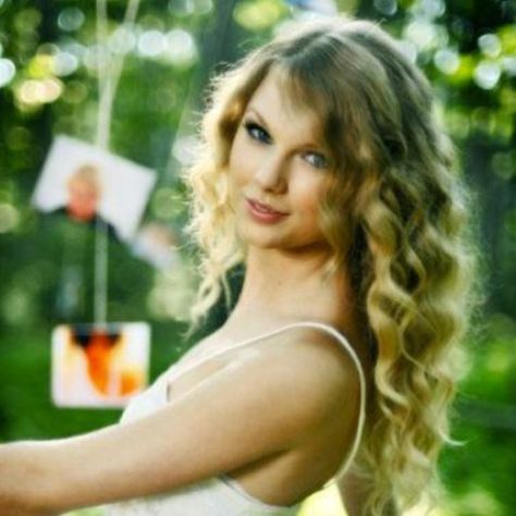 Taylor Swift in Mine in Kennebunkport Maine Taylor Swift 2010, Taylor Swift Mine, Young Taylor Swift, Taylor Swift Photoshoot, Taylor Swift Music Videos, Taylor Swift Speak Now, Taylor Swift Music, Tour Outfits, All About Taylor Swift