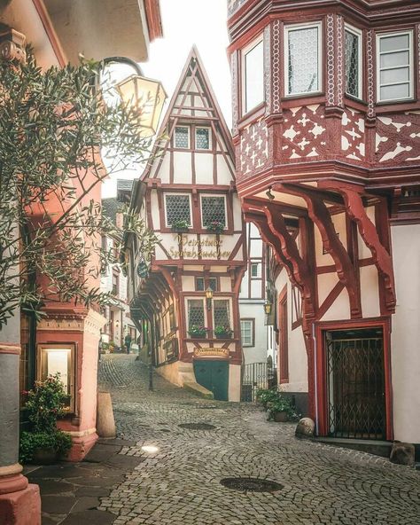 Spitzhäuschen, A Narrow Half-Timbered House Built In 1416 Located In Bernkastel-Kues, Germany Oslo Opera House, Gate House, Rooftop Restaurant, Architecture Design Concept, Grand Staircase, Entrance Gates, House Built, Gloucester, Brickwork