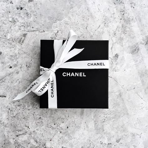 30th Birthday Dinner, Flower Bouquet Boxes, Shopping Bag Design, Chanel Decor, Luxury Packaging Design, Mademoiselle Chanel, Clothing Packaging, Designer Shopping, Packaging Ideas Business