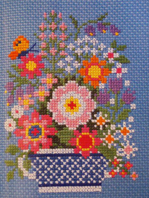 Pretty Cross Stitch, Stitch Picture, Just Cross Stitch, Pola Kristik, Cross Stitch Patterns Flowers, Floral Cross Stitch, Crochet Cross, Cross Stitch Rose, Cross Stitch Flowers