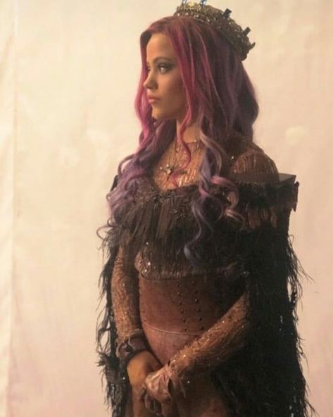 Descendants Costumes, Cheyenne Jackson, Descendants Party, Sarah Jeffery, Mal And Evie, Disney Descendants 3, Disney Channel Descendants, Audrey Rose, Descendants Cast