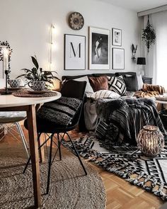 Lounge Styling, Aztec Bedroom, Cozy Small Bedrooms, Design Ložnic, Koti Diy, Monochrome Decor, Creative Decoration, Home Decor Hacks, Small Bedroom Decor