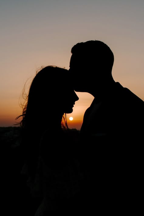 Couple Sunset Silhouettes, Pre Wedding Photoshoot Sunset, Cute Couple Pics Sunset, Greece Proposal, Loving Couple Photoshoot, Santorini Proposal, Couple Sunset Pictures, Proposal Silhouette, Love Couple Pic