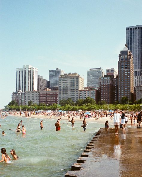 summer chicago film💘💫 Lake Michigan Chicago Aesthetic, Chicago Beach Aesthetic, Gold Coast Chicago, Chicago Summer Aesthetic, Chicago City Aesthetic, Chicago Collage, Summer Aesthetic City, Chicago Spring, Chicago Living