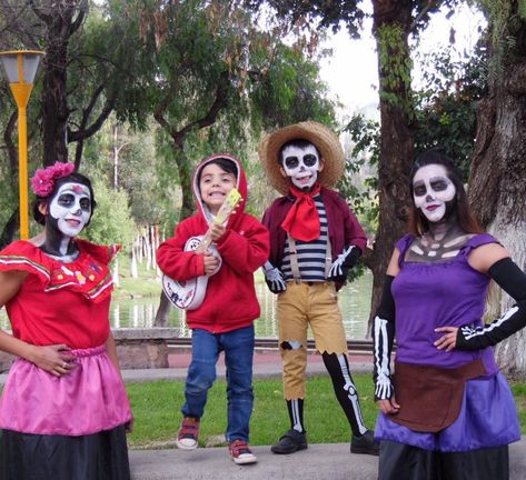 Disfraz de Película de Coco. MamaImelda,Frida,Miguelito, Hector Coco Costume, Comicon Costume, Day Of The Dead Party, Family Costumes, Theme Halloween, Family Halloween Costumes, Halloween Table, Halloween 2020, Family Halloween