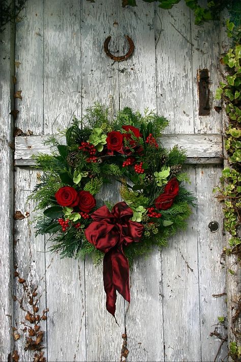 Very pretty wreath.  :) Outdoor Christmas Photos, Natal Country, Old Door, Deco Floral, Noel Christmas, Christmas Love, Country Christmas, Christmas Joy, Christmas Inspiration