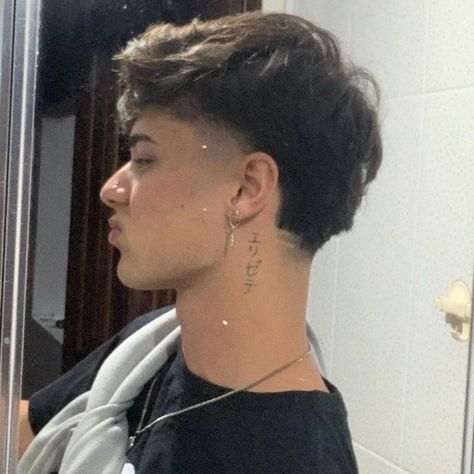 Tatuagem Masculina Pequena, Mens Haircuts Short Hair, Mens Haircuts Short, Shaved Sides, Portrait Photography Poses, Undercut Hairstyles, Shaved Hair, Haircuts For Men, Mens Hairstyles