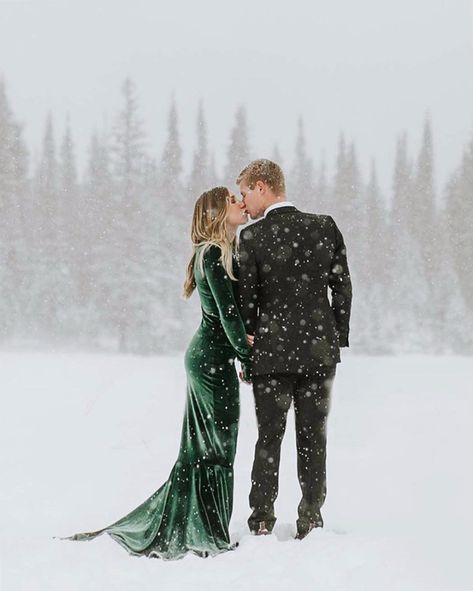 15 Photos You Must Get At Your Winter Wedding! Winter Engagement Photos Outfits, Christmas Wedding Dresses, Winter Engagement Pictures, Engagement Photos Outfits, Snowy Wedding, Winter Wedding Photos, Wedding Themes Winter, Winter Engagement Photos, Winter Wedding Inspiration