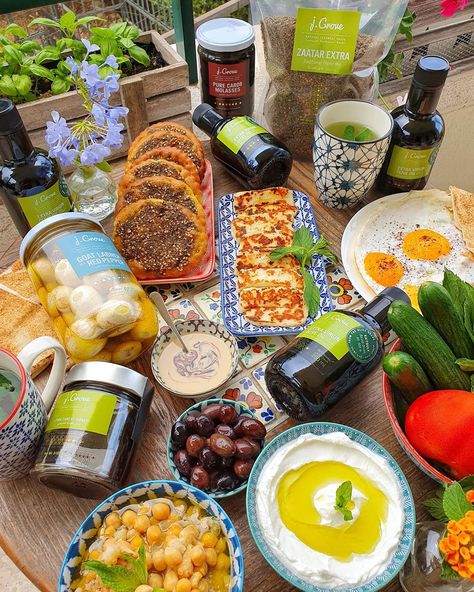 Arabic Breakfast, Lebanese Breakfast, Meze Platter, Breakfast Spread, Food Set Up, Come Dine With Me, Turkish Breakfast, Lebanese Food, Foreign Food