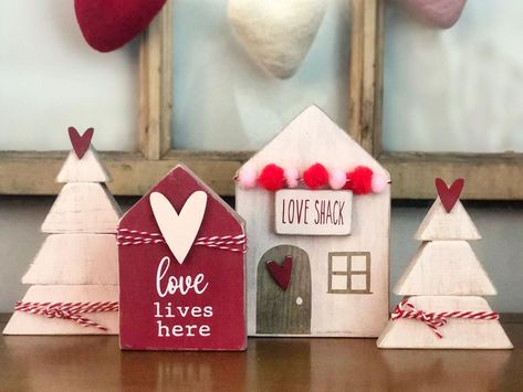 Valentine Wood Crafts, Love Lives Here, Diy Valentine's Day Decorations, Cupid Love, Happy Hearts Day, Valentines Decor, Valentines Sign, Diy Valentines Decorations, Valentine Projects