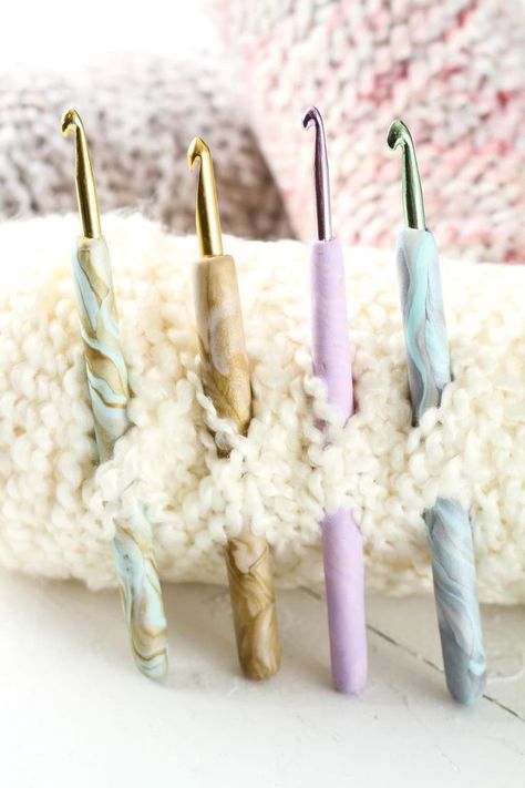 Diy Crochet Hook Handle, Resin Crochet, Diy Crochet Hook, Yarn Guide, Handmade Crochet Hook, Crochet Hook Handles, Diy Fimo, Homemade Holiday Gifts, Handmade Holiday Gifts