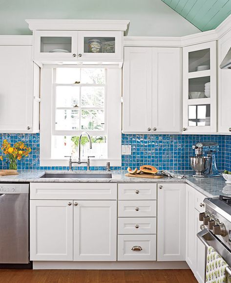 Cozy Island Style Cottage Home in Key West - http://beachblissliving.com/island-style-cottage-decor/ Key West Decor, Blue Kitchen Tiles, Key West Cottage, Key West House, Coastal Style Kitchen, Florida Cottage, Key West Style, Small Cottage Homes, Blue Backsplash