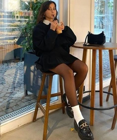 Loafers Outfit, Elegante Casual, White Socks, Looks Street Style, Mode Inspo, Basic Outfits, Lookbook Outfits, Winter Fashion Outfits, Preppy Outfits