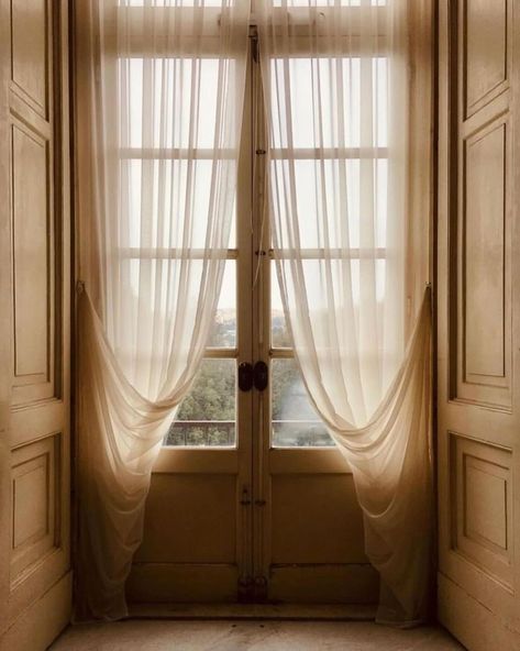 Architectural Digest France | 📷 @hautebohemiansmfv | Instagram Curtain Inspiration, Beautiful Windows, Bohemian Interior, Architectural Digest, French Style, Art And Architecture, Design Inspiration, Curtains, France