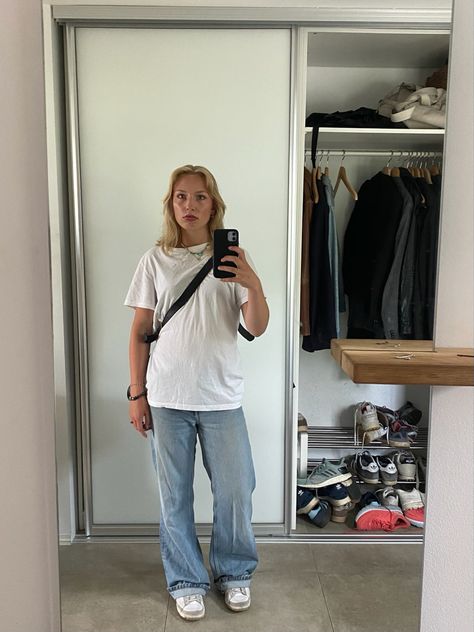 Stussy Tshirt Outfit, Oversized Jeans Outfit, Oversized Crewneck Outfit, Jeans Outfit 90s, Baggy Jeans Outfit 90s, Stussy Tshirt, White Tshirt Outfit, Crewneck Outfit, Bra Outfit