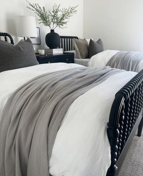 If you’re a fan of mixing contemporary and traditional styles with a timeless black and white color pallet, @withinwarmwalls﻿ is a must-follow account for home decor inspiration. Click the link in our bio to check our latest article where we sat down with Romika Gunn to learn more about the inspiration behind her new guest bedroom! PC: @withinwarmwalls Hotel Like Guest Bedroom, Traditional Guest Bedroom, Black White And Grey Bedroom, White Guest Bedroom, Blue Bedroom Walls, Artist Bedroom, Guest Bedroom Design, Guest Bedroom Decor, Beige Bed