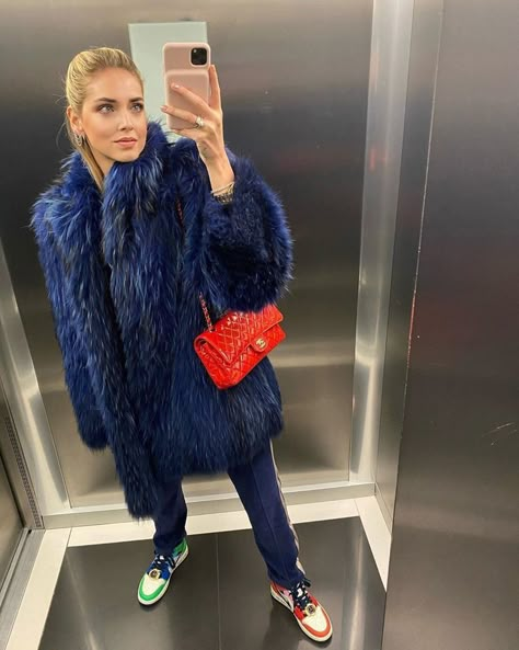 Fur Coat Outfits, Chiara Ferragni Style, Daily Outfit Inspiration, Mama Style, Street Style Winter, Coat Outfits, Street Style Inspiration, Fur Fashion, Warm Outfits