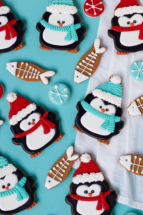 Enjoy these simple penguin cookies all winter long. These adorable delicious sugar cookies decorated with royal icing are sure to please your guests. Decorated Christmas Cookies, Penguin Cookies, Halloween Cookies Decorated, Yummy Sugar Cookies, Winter Cookie, Sugar Cookie Designs, Xmas Cookies, Fancy Cookies, Christmas Cookies Decorated