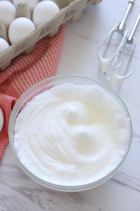 How Long Do You Whip Egg Whites For? This long! Diy Whipped Cream, Whipped Egg Whites, Easy Meringues, Lemon Meringue Cake, Lemon Meringue Cheesecake, Bigger Bolder Baking, Cream Of Tarter, How To Make Eggs, Baking Cookbooks